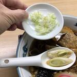 さか本そば店 - わざわざネギ別皿なのに、もともとネギ入ってるからB級めしのマーチン様は困るだろう。