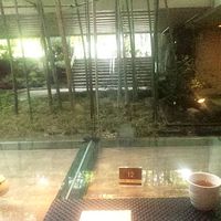 麓屋 京王プラザホテル - カウンター席からの眺め。池には金魚がいました。
