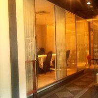 麓屋 京王プラザホテル - カウンター席後ろの通路。予約してテーブル席にすべき!!