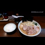 横浜家系ラーメン 中島家 - うりゃーどないしたー