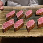 初音鮨 - 大トロズケの藁炙りをカット！