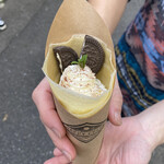 ハッピークレープ - クッキークリーム500円。優しいスタッフ君に持ってもらい撮影。