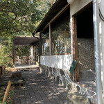 山の上ベーカリー&カフェ - のぼると、ここ。
      右の建物の中、石の塊みたいなやつ、
      これ、窯です。
      薪でパンを焼く窯！