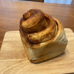 山の上ベーカリー&カフェ - うふふ。
      シナモンロール。
      びよよん。