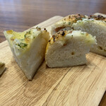 山の上ベーカリー&カフェ - これねぇー、ぴりっとして、チーズで玉ねぎシャキシャキで美味しいのよ。パン生地はもちもちなんですよ。