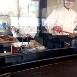 伊達の牛たん本舗 - 炭火で焼いています