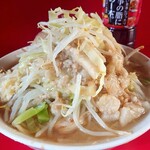 ラーメン二郎 - ラーメン(600円)麺半分、ニンニクヤサイアブラ。