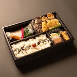 Aji Wa Idokoro Emmusubi - お魚は鱈を使用し、天ぷらは鶏天、季節の野菜を使用した幕の内弁当です。