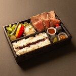 Aji Wa Idokoro Emmusubi - 牛肉はザブトン、豚肉は肩ロースを使用したボリューミーで食べごたえのあるお弁当です。