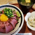 あご出汁餃子･ゆでタン さんじ - 　ロースト牛タン丼　1200円