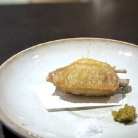 食堂 ぎんみ - ◆手羽先一夜干し唐揚げ・・これ、美味しい。一夜干しの手羽先は初めて頂きますけれど、皮はカリッと焼かれ塩の塩梅もいいですね。小さいので、もっと頂きたいくらいでした。