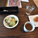Pasta Cafe Drie - サラダ、オニオンスープ、バターロール