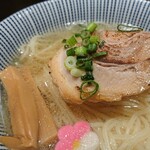 鯛塩そば 灯花 - 鯛塩らぁ麺玉子～チャーシューは柔らかいタイプです！