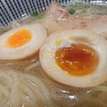 鯛塩そば 灯花 - 鯛塩らぁ麺玉子～玉子はやや火の通りは強いものの白身も柔らかい。