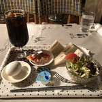 ヒロミ - もれなくサービスされるハムサンドに野菜サラダに玉子に豆菓子付きのモーニングセット。