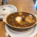 Kikuya Curry - 【2021年01月】じゃが芋・豚バラカリー＠1,330円（ライス150gを選択）、提供時。