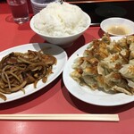 餃子天国 - 餃子5人前、レバ炒め、大ご飯