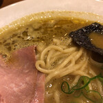 荒町商店中華そば ふじやま - 濃厚な牡蠣スープ