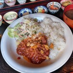 ワンステップ - 本日の日替りランチ、タコライス990円(税込)をいただきました。
            小鉢が沢山ついていて、盛り付けもお洒落ですね～(*´∀｀*)
            ご飯の炊き加減も良く、味付けも美味しかったです♪