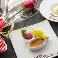 一輪の花とデザートプレートメッセージをご用意しています。