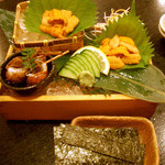 磯一 - ＜再訪１２’８＞雲丹～！タ～ップリと盛られています。　横にあるのは、「バイ貝」の煮付け、