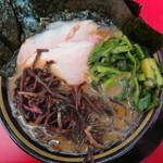 家系ラーメン王道 いしい - 豚骨醤油ラーメン並盛＋のり・きくらげ増し