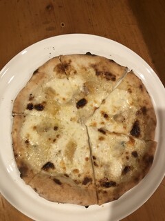 Makigama Pittsuato Ryourinoomise Ko-Zu - 四種チーズのピッツァ