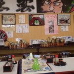 Sanchuu Shokudou - 歴史があるお店正面はカウンターの置物