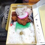 大森鳥久 - お弁当のフタを撮ります