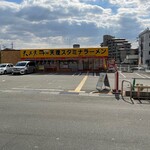 天理スタミナラーメン - 天スタ箕面店外観。運転が苦手な方でも出入りしやすい大きな出入口です。もちろん駐車無料です。