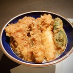 天ぷら新宿つな八 - 海老、白身魚、いか、カボチャ、ピーマン、小海老のかき揚げ