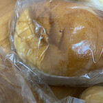 ケーワン - クリームパン（大）
      中には自家製カスタードクリームがギッシリです