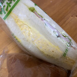 ケーワン - 甘めのパンに具がギッシリです
      以前はタマゴサンドにも野菜が入っていましたが、今回はなかったです