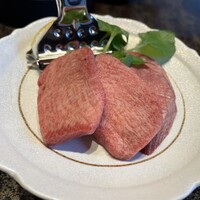  厚切り特選牛タン [塩]1枚（総量１００ｇ）