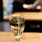 餃子とスパークリング バブルス - こぼれスパークリング