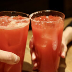 餃子とスパークリング バブルス - トマトチューハイ最高♪