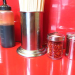 ラーメン二郎 - 卓上調味料