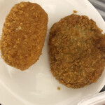 北海道ミートマーケット - カニクリームコロッケ　左ポテトチーズコロッケ　右