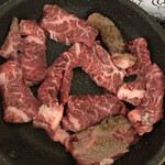 北海道ミートマーケット - カルビを一気に焼き上げます