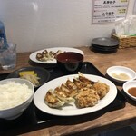 Gyouza Karaage Gyoppa - 餃子・唐揚げ定食＋しそ餃子
