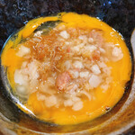 えどもんど - 生卵に少量の玉ねぎとアブラを投入