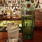 バー チャールストン - 柚子の皮を漬けたタンカレーソーダ割