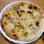 イタリア料理 アチェルボ - 4種のチーズピザ