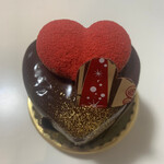 モーツァルト - バレンタイン限定のフランボワーズとチョコレートのケーキ。チョコのコーティングは口当たり滑らかで、中もチョコクリーム、スポンジと何層にもなっています。あまり甘くない大人なチョコレートケーキです。