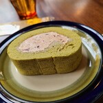 こかげ喫茶室 - 小豆と抹茶のロールケーキ(340円)です。