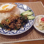 ジュティポーン - ガッパオ　ヌア　カイダオとキャベツのサラダ