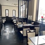 キッチン エムズ - 店内の窓際席です。