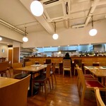 オステリア　オルカドーロ - テーブル席とカウンター席