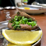 オカダ食品株式会社 - 牛タン 1.2～1.4mmカット ネギ詰め 食べ頃