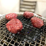 オカダ食品株式会社 - 和牛粗挽きミンチ ハンバー焼き焼き風景